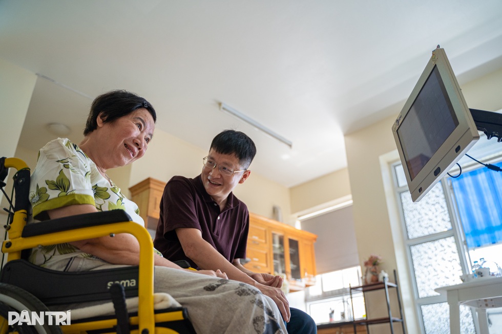 Cỗ máy giúp người liệt nói chuyện, lướt web bằng mắt của nhà khoa học Việt