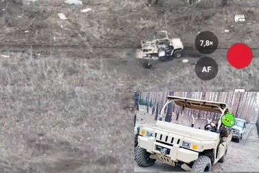 Bộ binh Nga ra tiền tuyến trên phương tiện giống xe golf