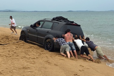 Tài xế Hà Nội bị công an mời làm việc do lái ô tô xuống bãi biển Phú Yên