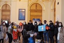 Hỗ trợ người Việt từ Ukraine sang Hungary: Tinh thần trực chiến 24/7, điện thoại "cháy máy" và những phút ấm lòng