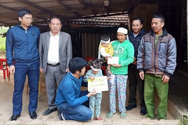 Hai bé mồ côi được bạn đọc giúp đỡ, ngỏ ý nhận về nuôi dưỡng