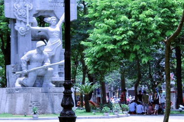 Ngang nhiên đánh bạc dưới chân tượng đài