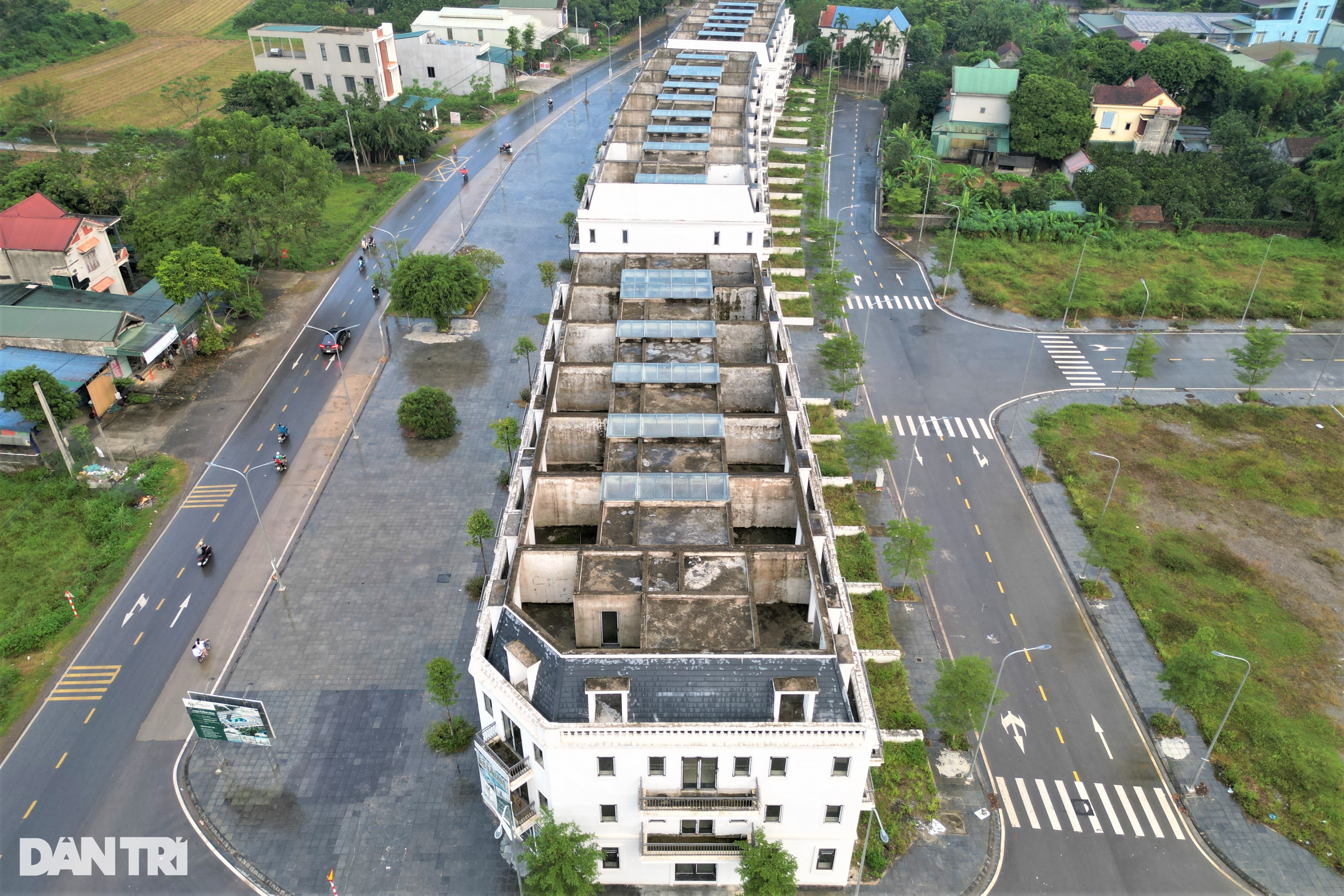 View - Khu đô thị hiện đại vắng bóng người, bỏ không ở phố núi Hòa Bình | Báo Dân trí