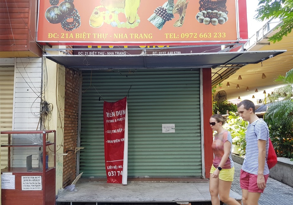 Nha Trang: Hàng loạt cửa hàng ở phố tây đóng cửa, trả mặt bằng - 6 Nha Trang: Hàng loạt cửa hàng ở phố tây đóng cửa, trả mặt bằng - 6