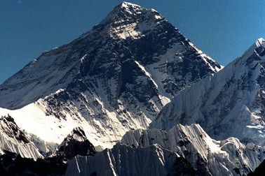 Núi Everest bắt đầu phủ đầy cỏ do sự nóng lên toàn cầu