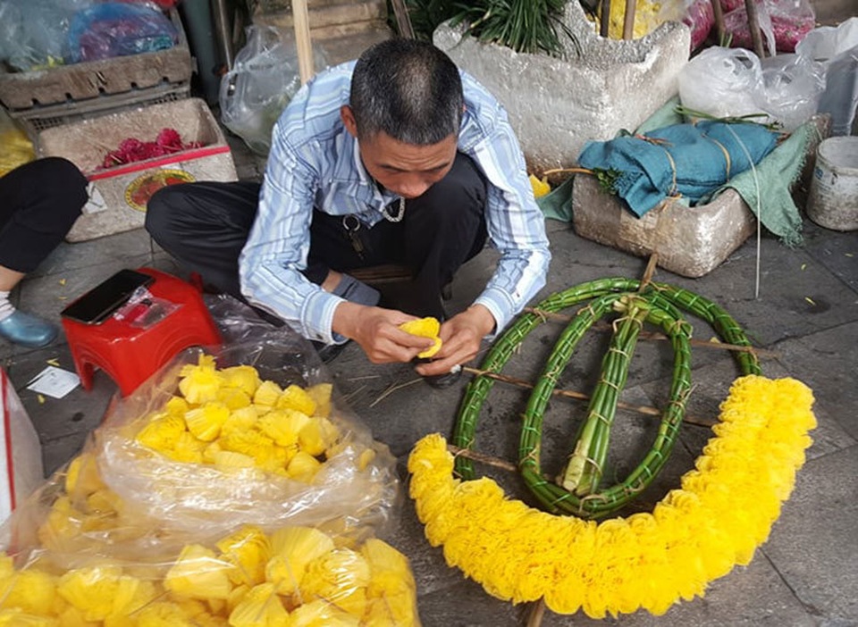 Người phụ nữ cặm cụi dưới ao bèo chiều cuối năm - 2 Người phụ nữ cặm cụi dưới ao bèo chiều cuối năm - 2