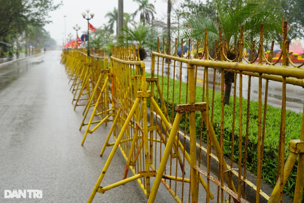 Người dân đội mưa sắp lễ, dâng hương trước giờ khai ấn đền Trần - 4 Người dân đội mưa sắp lễ, dâng hương trước giờ khai ấn đền Trần - 4