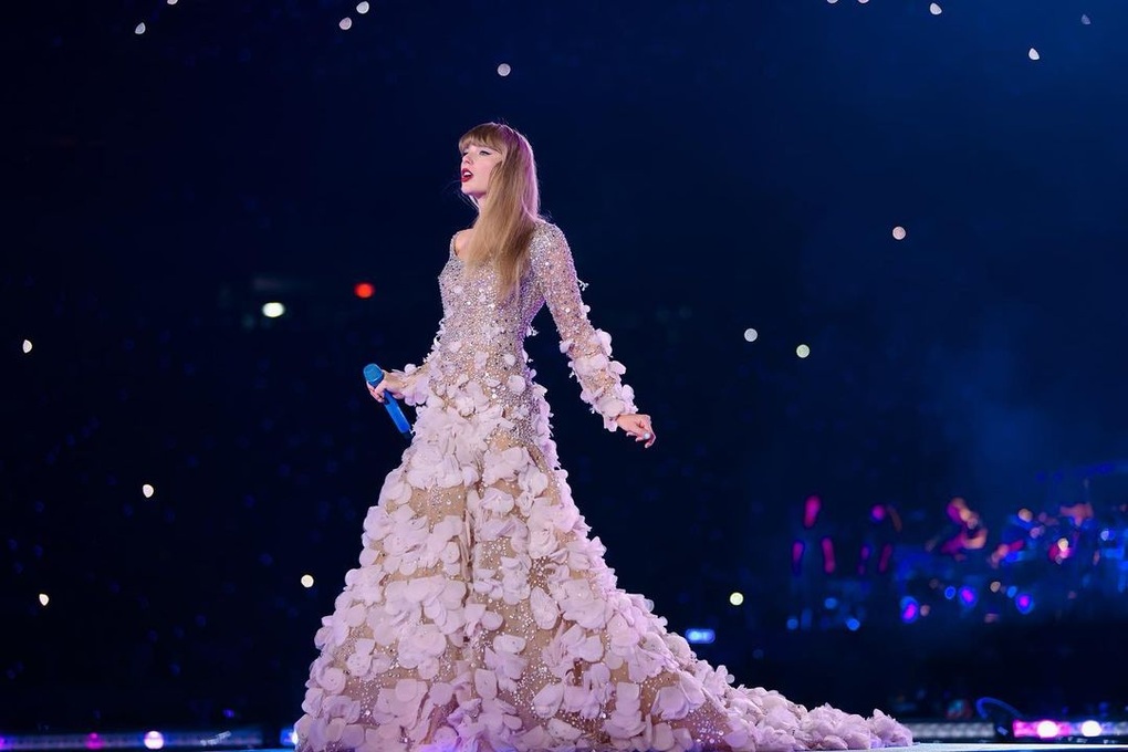 Taylor Swift dressed like a princess at the Eras Tour - 8