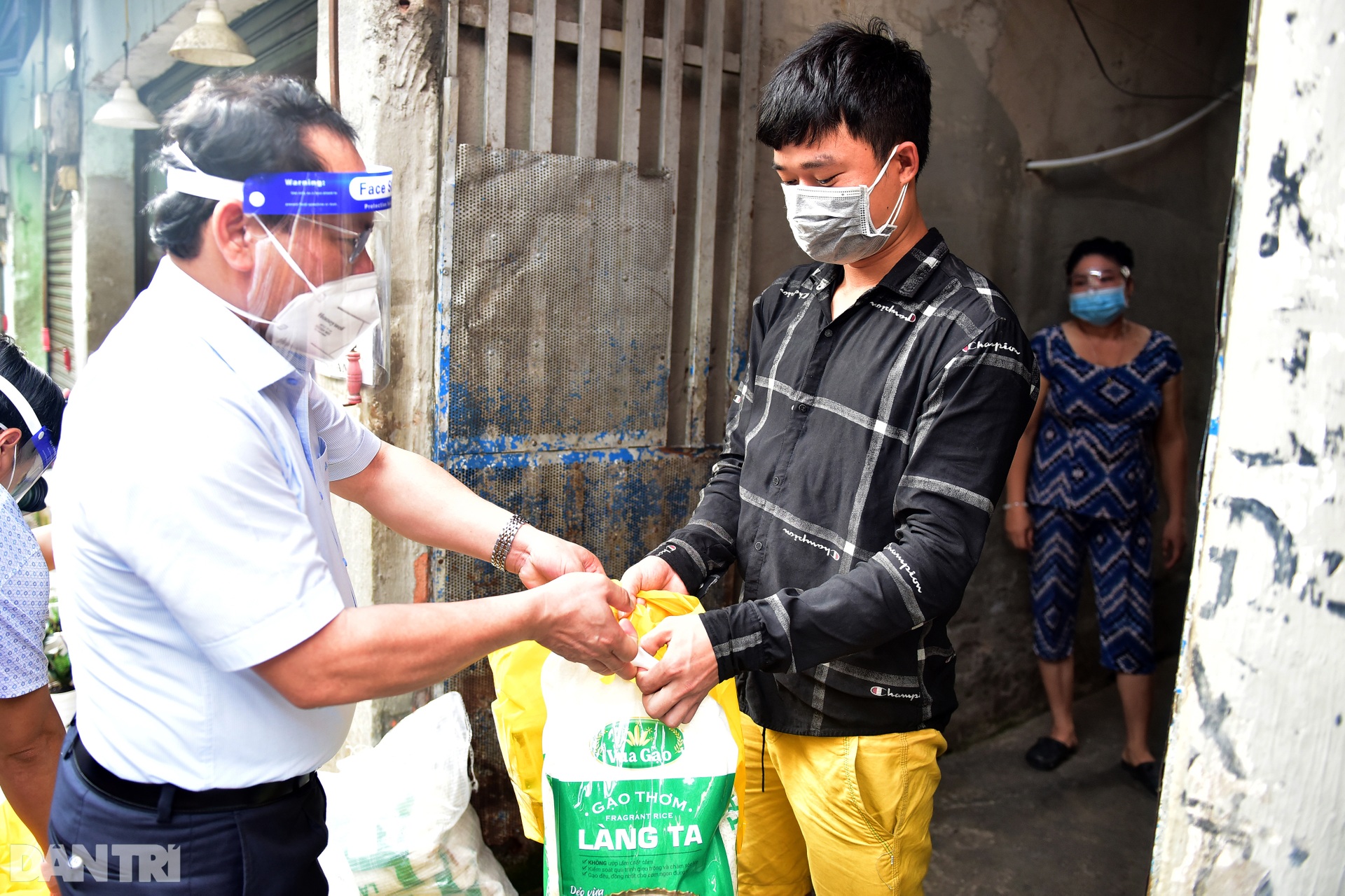 Cuộc sống cơ cực của những lao động mất việc bị mắc kẹt và muốn rời TPHCM - 15 Cuộc sống cơ cực của những lao động mất việc bị mắc kẹt và muốn rời TPHCM - 15