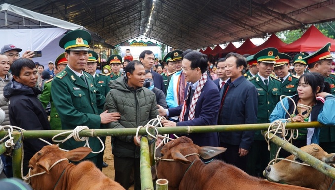 Thường trực Ban Bí thư Võ Văn Thưởng trao bò giống cho người nghèo A Lưới