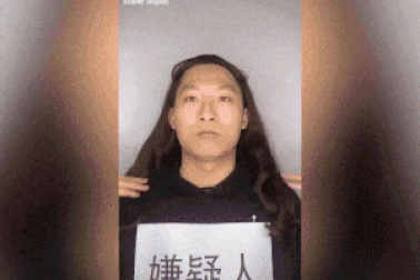 Clip nam cảnh sát hóa trang thành... “kiều nữ” gây sốt trên mạng