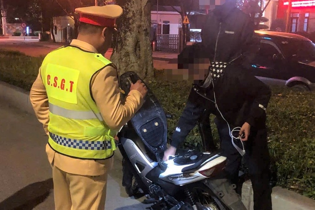 Công an mạnh tay xử lý thanh thiếu niên gây rối trên đường phố - 1 Công an mạnh tay xử lý thanh thiếu niên gây rối trên đường phố - 1