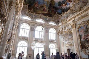 Khám phá tòa lâu đài nguy nga tráng lệ của “Cô bé lọ lem”