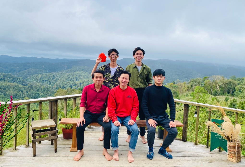Những chàng trai lạ ở cổng trời An Toàn - 1 Những chàng trai lạ ở cổng trời An Toàn - 1