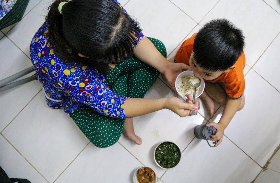 Nữ công nhân xa quê: Lời hứa 10 năm con về đón Tết… vẫn chưa thực hiện - 4 Nữ công nhân xa quê: Lời hứa 10 năm con về đón Tết… vẫn chưa thực hiện - 4