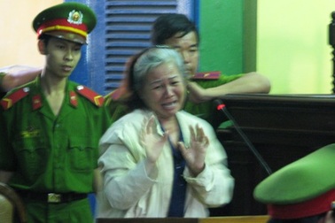 Người mẹ tóc bạc vái lạy xin chết thay con