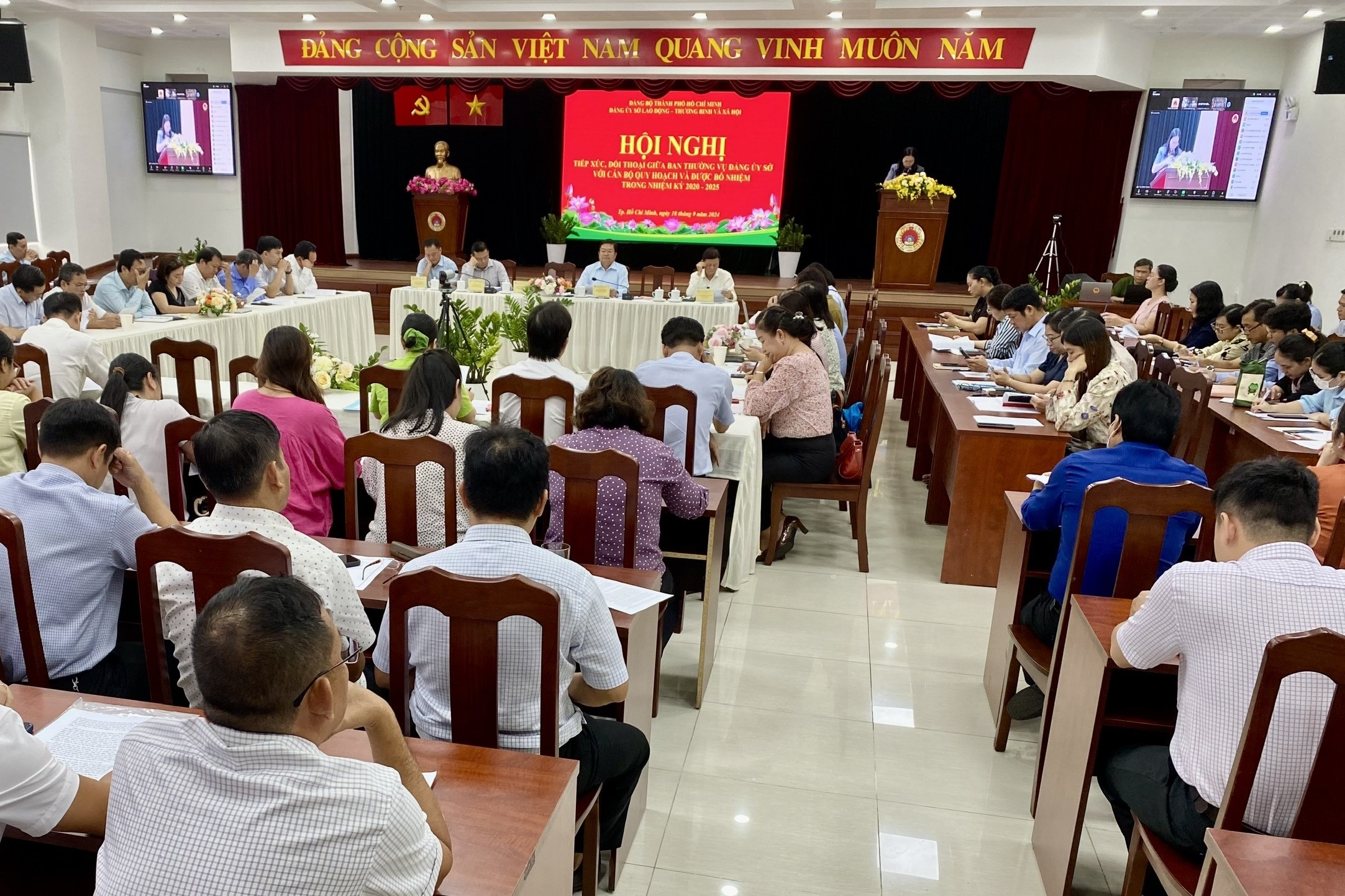 Le Département du Travail, des Invalides et des Affaires Sociales de Hô-Chi-Minh-Ville dialogue avec les responsables de la planification - 1 Sở LĐ-TBXH TPHCM đối thoại với cán bộ quy hoạch - 1
