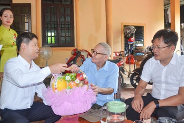 Dâng hương tưởng niệm Bác Hồ, tri ân các nhà báo liệt sĩ