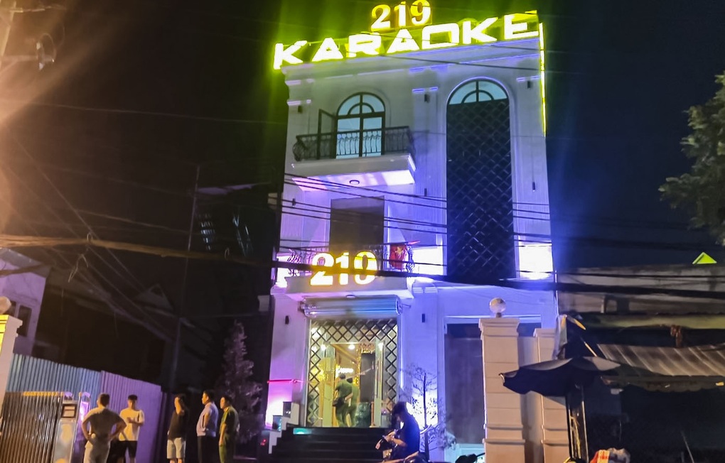 Nhân viên quán karaoke ở TPHCM bị khách đâm tử vong - 1 Nhân viên quán karaoke ở TPHCM bị khách đâm tử vong - 1