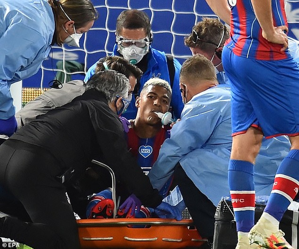 Cận cảnh pha va chạm khiến trung vệ Crystal Palace suýt gãy cổ - 3 Cận cảnh pha va chạm khiến trung vệ Crystal Palace suýt gãy cổ - 3