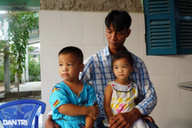 Vợ mất, chồng nghèo mong có tiền chữa bệnh cho con thơ