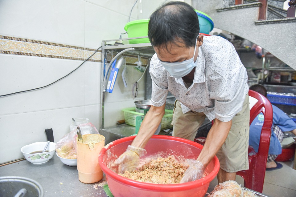 Gia đình 3 thập kỉ làm nem nắm: Băm thái từ 3h đêm, hết 500 - 700 gói/ngày - 11 Gia đình 3 thập kỉ làm nem nắm: Băm thái từ 3h đêm, hết 500 - 700 gói/ngày - 11