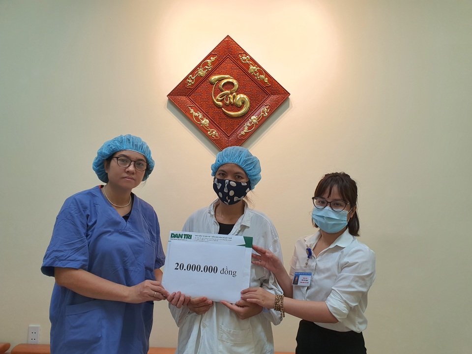 Báo Dân trí trao nóng 20 triệu đồng giúp người đàn ông nghèo ghép tim - 1 Báo Dân trí trao nóng 20 triệu đồng giúp người đàn ông nghèo ghép tim - 1
