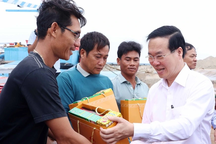 Chủ tịch nước Võ Văn Thưởng thăm, tặng quà người dân đảo Phú Quý