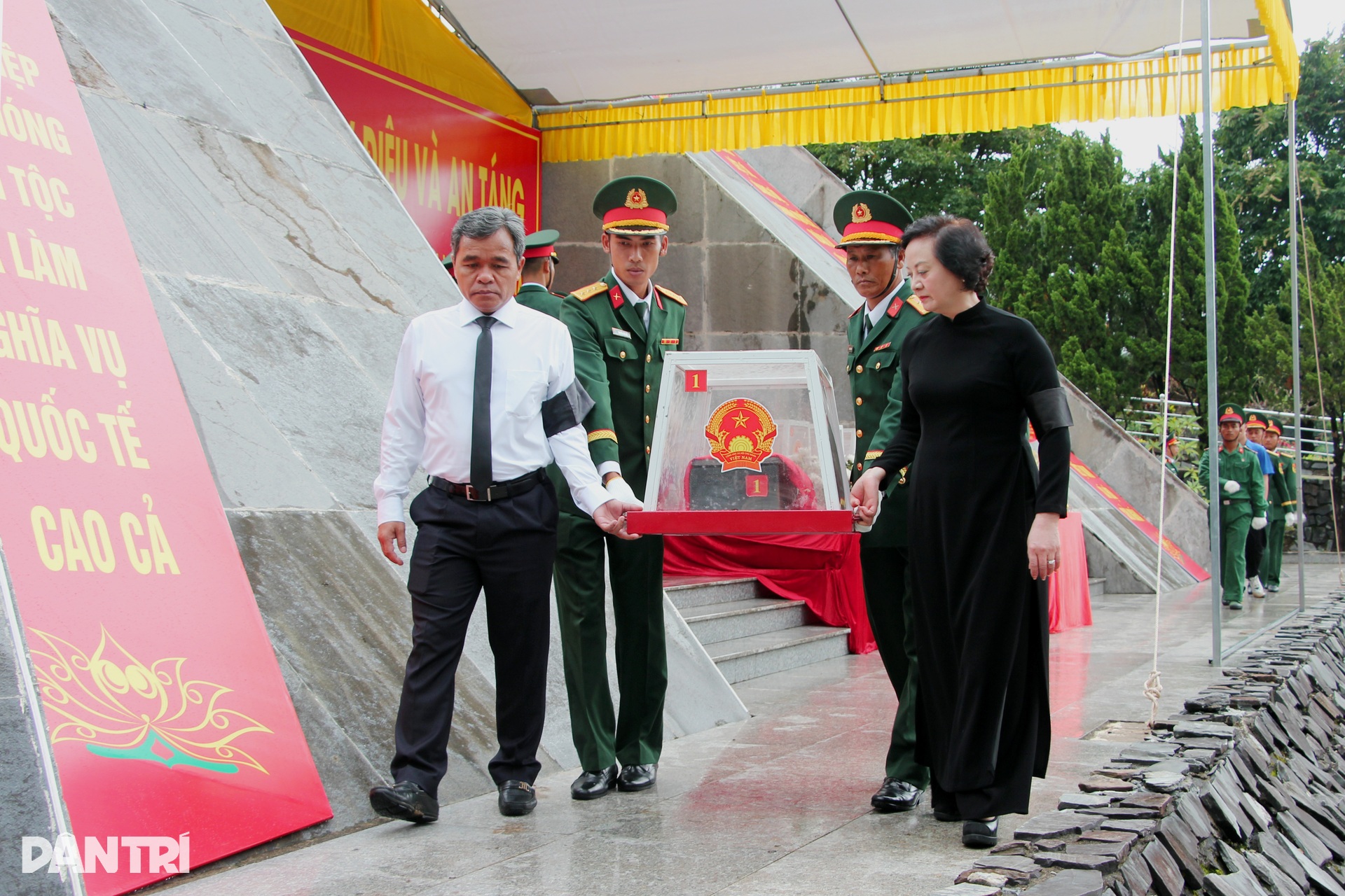 Hồi hương, an táng trọng thể 16 liệt sĩ hy sinh tại Lào và Campuchia - 5 Hồi hương, an táng trọng thể 16 liệt sĩ hy sinh tại Lào và Campuchia - 5