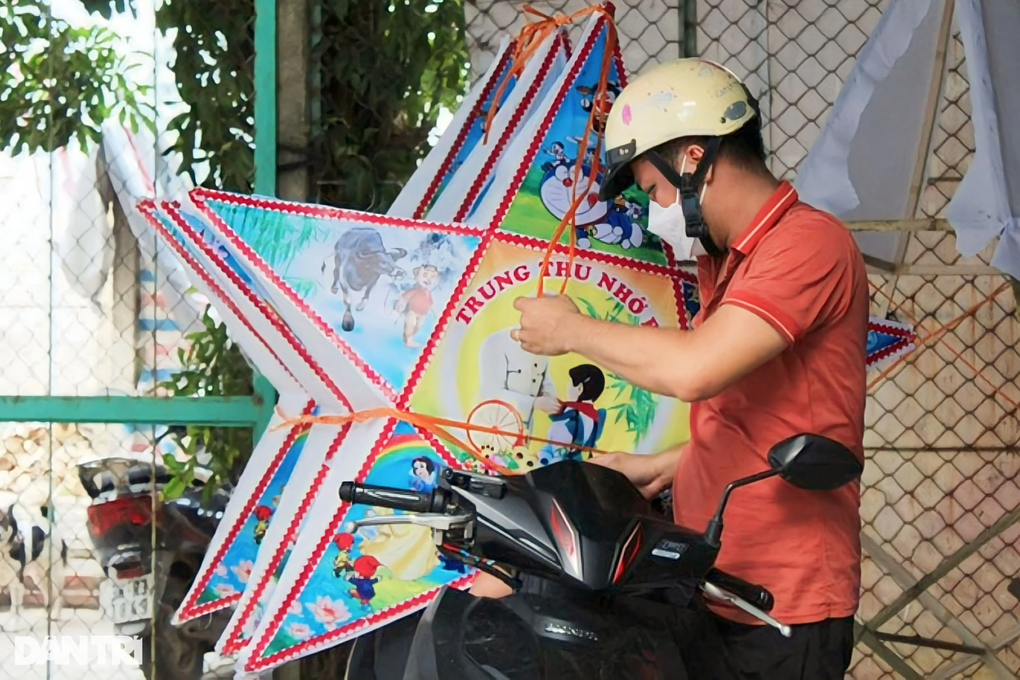 40 năm làm lồng đèn Trung thu, người đàn ông chỉ lo... trời hại - 3 40 năm làm lồng đèn Trung thu, người đàn ông chỉ lo... trời hại - 3