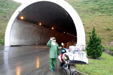 Người lính U60 đi xe máy xuyên Việt: “Tổ quốc mình đẹp quá!”