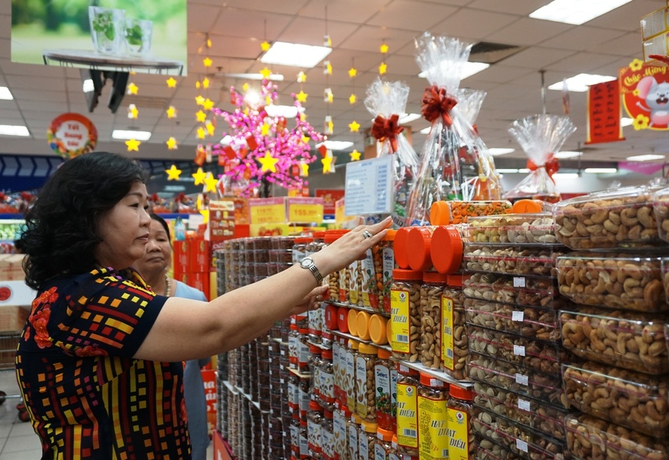 TPHCM: Người dân “rồng rắn” chờ tính tiền ở siêu thị trong ngày cao điểm Tết - 5 TPHCM: Người dân “rồng rắn” chờ tính tiền ở siêu thị trong ngày cao điểm Tết - 5