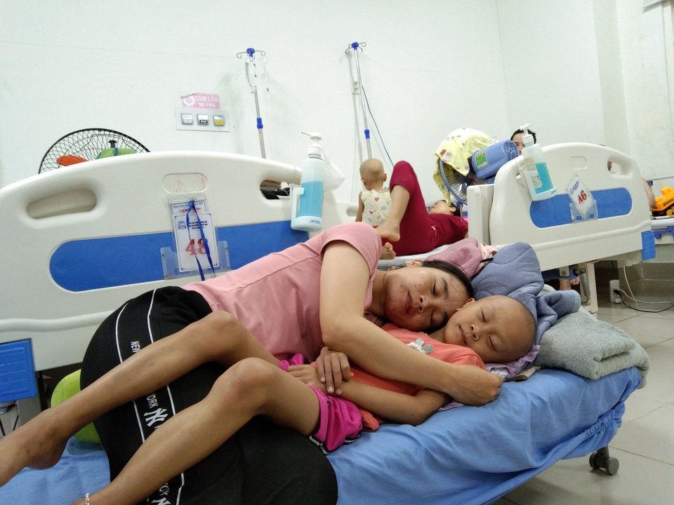 Xót xa cảnh cô bé 7 tuổi nhiều lần ở bên cửa tử, gia đình đã quá kiệt quệ - 10 Xót xa cảnh cô bé 7 tuổi nhiều lần ở bên cửa tử, gia đình đã quá kiệt quệ - 10