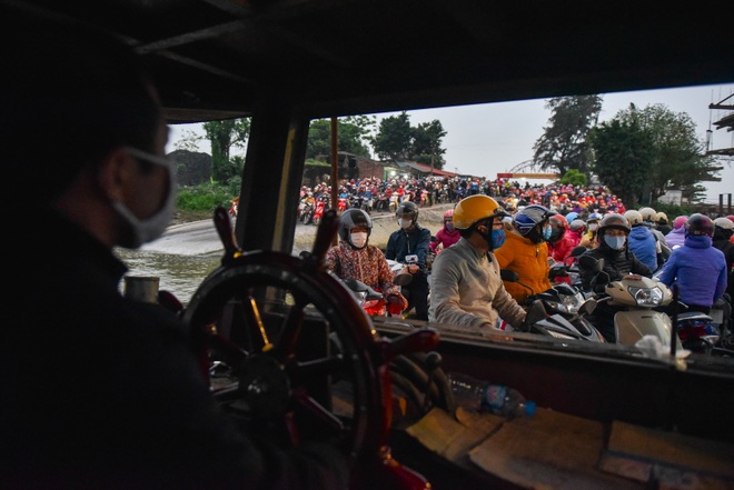Hải Dương: Hàng ngàn người ùn ùn đợi phà giữa thời dịch Covid-19 - 16 Hải Dương: Hàng ngàn người ùn ùn đợi phà giữa thời dịch Covid-19 - 16