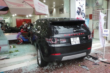 Ô tô đâm 4 xe máy, lao vào cửa hàng khiến nhiều người bị thương