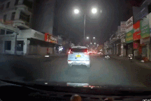 Nổi bật tuần qua: Xe 7 chỗ bất ngờ tông dải phân cách, lật nghiêng giữa phố