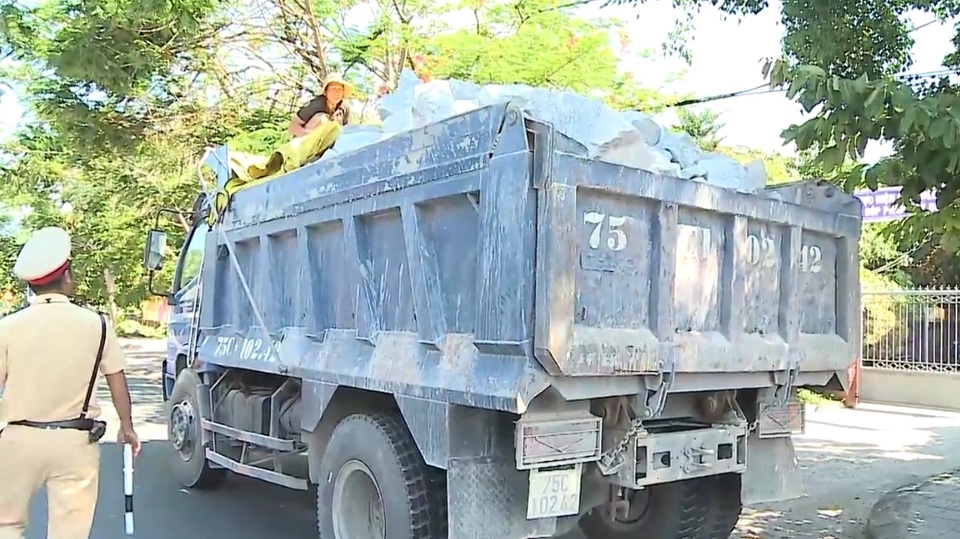 Xử phạt 8.000 xe ben, xe tải vi phạm luật, tổng cộng 15 tỷ đồng - 3