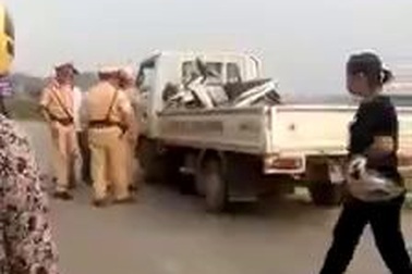 Vĩnh Phúc: Vi phạm giao thông, thanh niên 9X chui vào gầm xe CSGT ăn vạ