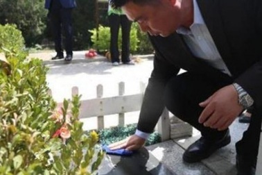 Trung Quốc: Đi tảo mộ 30 phút, check-in tại nghĩa trang, đút túi ngay cả triệu mỗi ngày