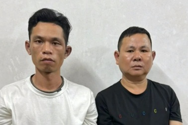 Hai người Trung Quốc ngày ngủ nghĩa trang, đêm đi trộm cắp