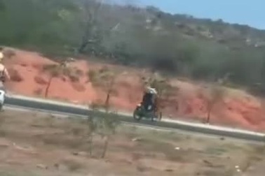 CSGT truy bắt đối tượng vác đao, đánh võng xe trên đường