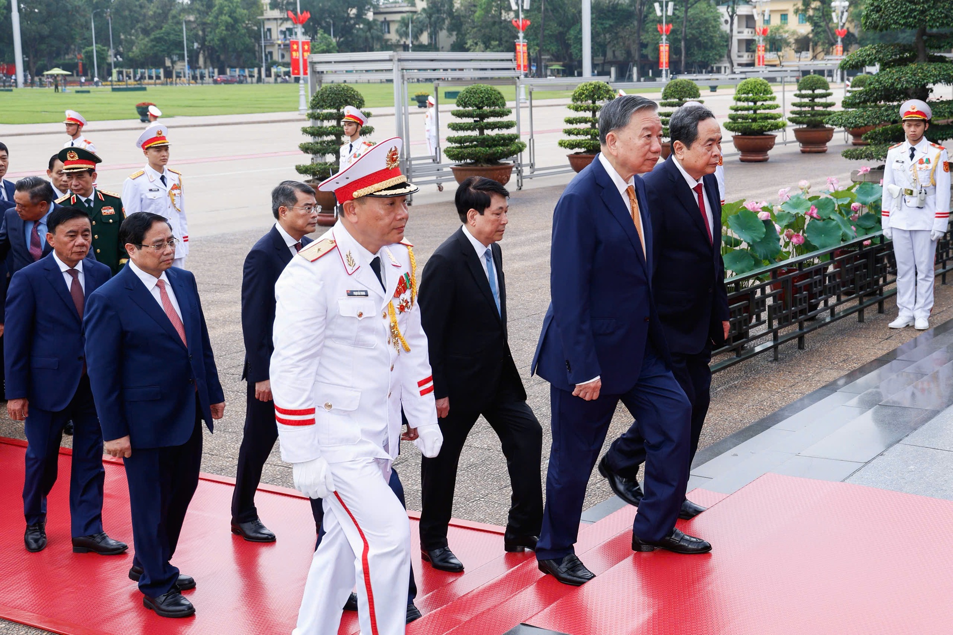 Hình ảnh lãnh đạo Đảng, Nhà nước vào Lăng viếng Bác nhân ngày 19/5 - 5