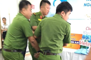 Nam thanh niên cầm kiếm xông vào phòng giao dịch ngân hàng Vietinbank cướp tiền