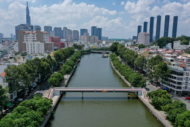 Cầu đi bộ đầu tiên bắc qua kênh đẹp nhất TPHCM sắp hoạt động