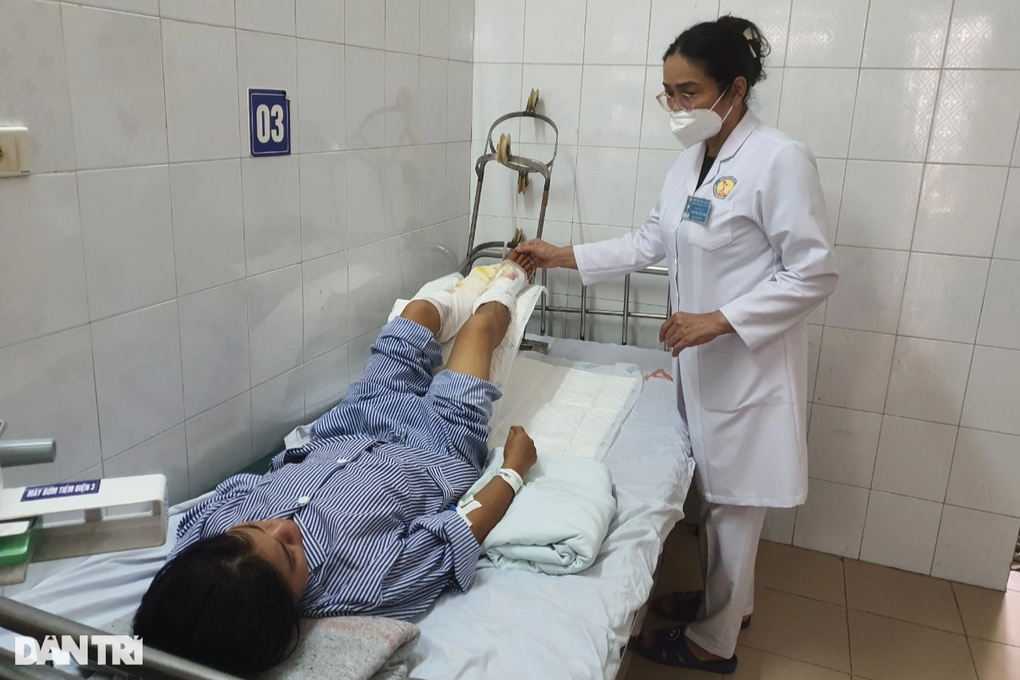 Bác sĩ quên Tết kêu gọi cứu giúp cô gái dân tộc Giáy ngã vào bếp lửa - 1 Bác sĩ quên Tết kêu gọi cứu giúp cô gái dân tộc Giáy ngã vào bếp lửa - 1