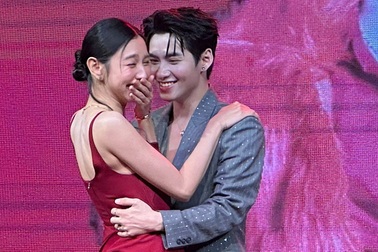 Hùng Huỳnh "Anh trai say hi" diễn cảnh tình tứ với Hoa hậu Thùy Tiên