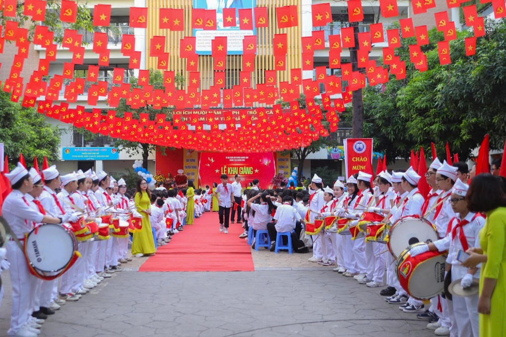 CSGT phát tờ rơi, tuyên truyền về an toàn giao thông trong ngày khai giảng - 1 CSGT phát tờ rơi, tuyên truyền về an toàn giao thông trong ngày khai giảng - 1