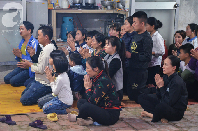 Ám ảnh vụ ô tô khách đâm đoàn người đưa tang, mẹ già mất con trai gào khóc: Nếu về gặp nó, tôi sẽ chết theo - Ảnh 5. Ám ảnh vụ ô tô khách đâm đoàn người đưa tang, mẹ già mất con trai gào khóc: Nếu về gặp nó, tôi sẽ chết theo - Ảnh 5.