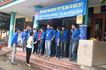 Mưa to, SV tình nguyện Thanh Hóa vẫn nhiệt tình tiếp sức mùa thi