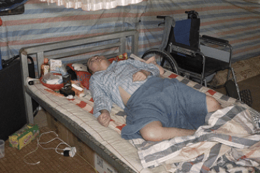 Người phụ nữ bất hạnh kiệt sức chăm mẹ tai biến và con trai liệt tứ chi